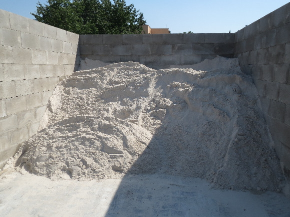 Písek křemičitý - bílý, přírodní materiál. Frakce 0 – 1mm.