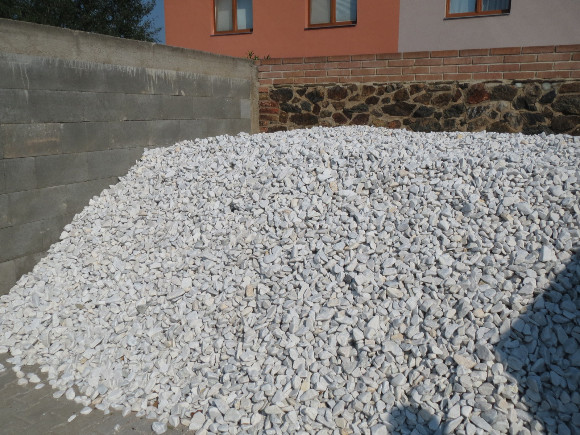 Valounek bílý.