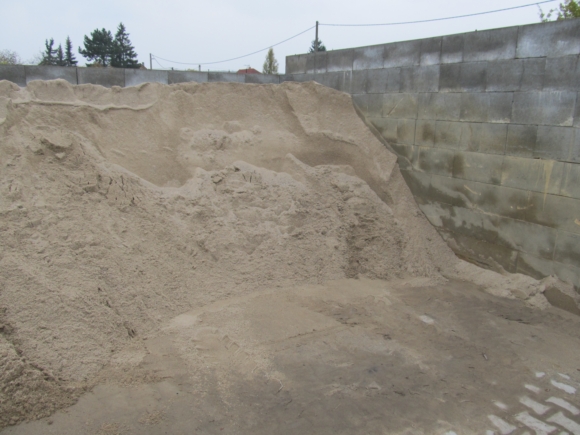 Písek betonový - oranžový, přírodní materiál. Frakce 0-2mm.