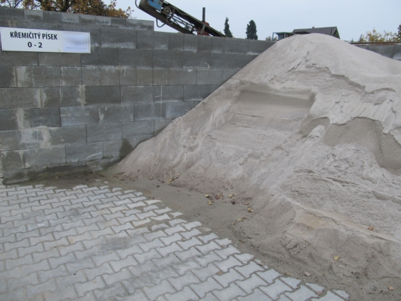 Písek křemičitý - bílý, přírodní materiál. Frakce 0 – 2mm.