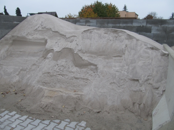 Písek křemičitý - bílý, přírodní materiál. Frakce 0 – 2mm.